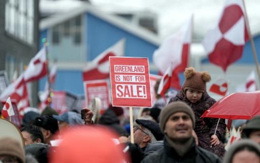 Des manifestants avec des drapeaux du Groenland contre les plans du président américain Donald Trump de prendre le contrôle du territoire danois, à Nuuk au Groenland, le 17 janvier 2026 — Alessandro RAMPAZZO / AFP