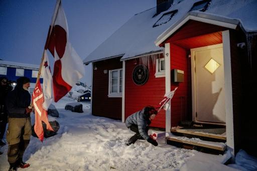 Des manifestants avec le drapeau du Danemark et celui du Groenland devant le consulat américain à Nuuk, au Groenland, le 20 janvier 2026 — Mads Claus Rasmussen / AFP