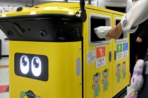 JR East hopes that robot trash bins will ease the workload of sanitation workers — Toshifumi KITAMURA / AFP