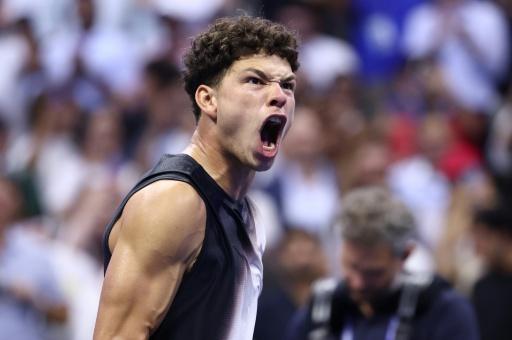 Ben Shelton celebra su victoria ante Carlos Alcaraz en el US Open el 9 de septiembre de 2026 — Leonardo MUNOZ / AFP