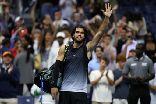 Carlos Alcaraz saluda al público tras su derrota en cuartos de final del US Open el 9 de septiembre de 2026 — MATTHEW STOCKMAN