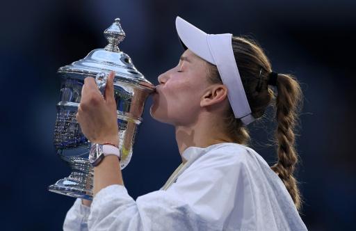 La Kazakhstanaise Elena Rybakina embrasse le trophée après avoir remporté la finale de l'US Open face à la Bélarusse Aryna Sabalenka, à New York, le 12 septembre 2026 — JULIAN FINNEY