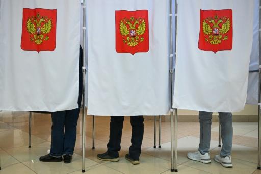 Des électeurs votent lors des élections législatives russes dans un bureau de vote de Klimovsk, un microdistrict de la ville de Podolsk, dans la région de Moscou, le 19 septembre 2026 — Igor IVANKO / AFP