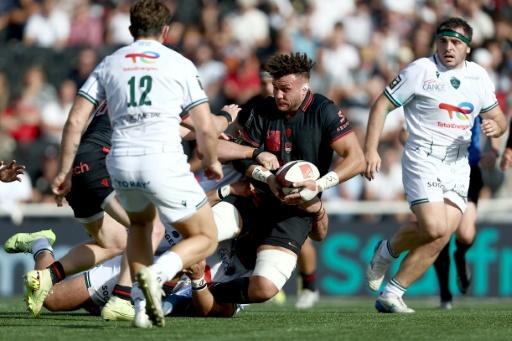 Seven-try Lyon beat Pau, climb to Top 14 summit
