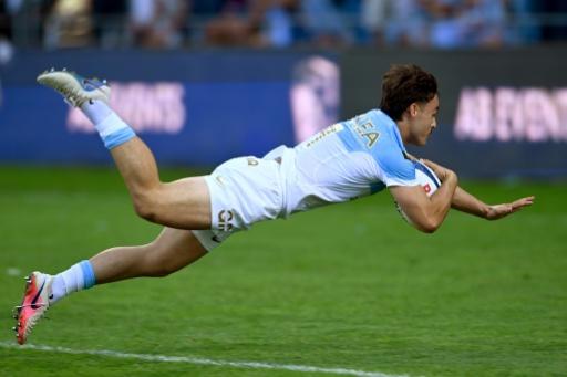Le demi de mêlée de Bayonne Baptiste Tilloles plonge pour marquer un essai contre Clermont, le 19 septembre 2026 à Jean-Dauger — Gaizka IROZ / AFP