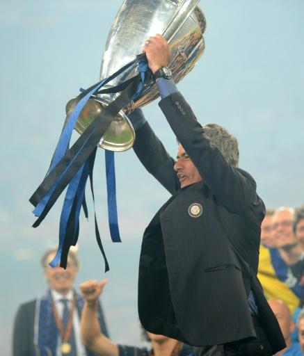 Jose Mourinho le 22 mai 2010, brandit le trophée de la Ligue des champions qu'il a remportée avec l'Inter Milan — CHRISTOPHE SIMON / AFP