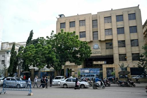 Des étudiants en médecin arrivent à la Dow University of Health Sciences à Karachi, au Pakistan, le 18 septembre 2026 — Rizwan TABASSUM / AFP