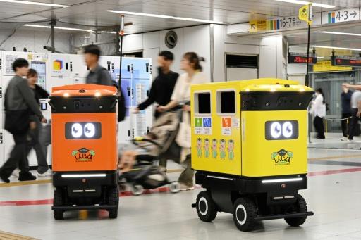 Tóquio testa robôs coletores de lixo na estação de trem mais movimentada do mundo