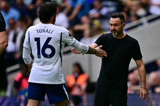 L'entraîneur de Tottenham Roberto De Zerbi serre la main de son attaquant Sandro Tonali lors de son remplacement, le 19 septembre 2026 à Londres — Ben STANSALL / AFP