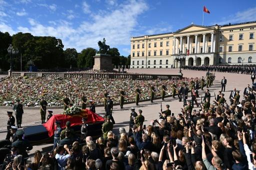 Le cercueil du défunt roi Harald V de Norvège porté en cortège du Palais royal vers la cathédrale d’Oslo, le 9 septembre 2026 — Jonathan Nackstrand / AFP