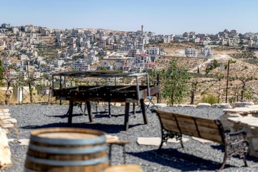 Le village palestinien de Mihkmas evu depuis la terrasse d'une exploitation viticole dans la colonie israélienne de Shaar Binyamin,  au sud-est de Ramallah, le 9 septembre 2026 en Cisjordanie occupée — Ilia YEFIMOVICH / AFP