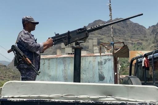 دخان أسود يتصاعد قرب مطار الرياض بعد سماع دوي انفجارات في العاصمة