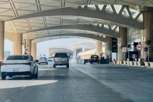 سيارات أمام بوابات مطار الملك خالد الدولي في الرياض في 19 أيلول/سبتمبر 2026 — -
