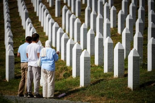 Des personnes se recueillent au cimetière mémorial du village de Potočari, le 28 août 2026, après le décès de l'ancien chef militaire des Serbes de Bosnie, Ratko Mladić, près de Srebrenica, dans l'est de la Bosnie — Nidal Saljic / AFP