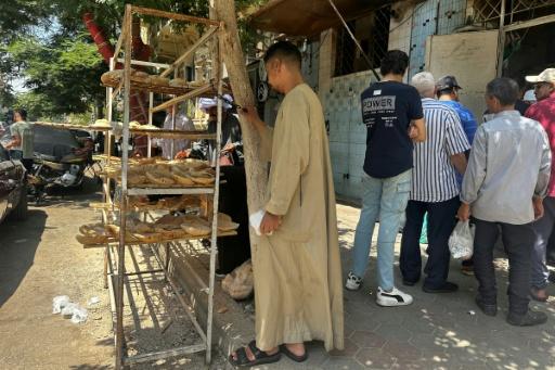 صف انتظار أمام مخبز لشراء الخبز المدعوم من الحكومة في العاصمةالمصرية القاهرة في 17 آب/أغسطس 2026 — خالد دسوقي