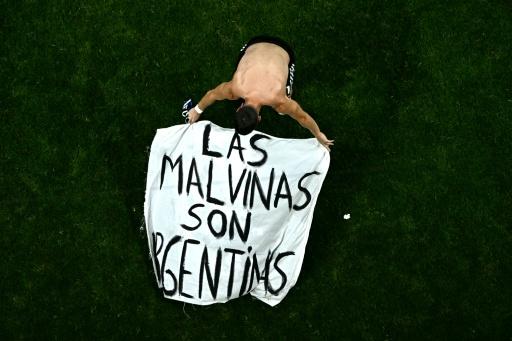 El centrocampista argentino Giovani Lo Celso despliega una pancarta con el lema "Las Malvinas son argentinas" tras ganar 2-1 a Inglaterra en las semifinales del último Mundial de Fútbol, el 15 de julio de 2026 en Atlanta (EEUU) — Jewel Samad / AFP