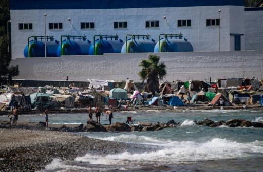 La policía española traslada a unos 1.700 migrantes a carpas en el puerto de Ceuta