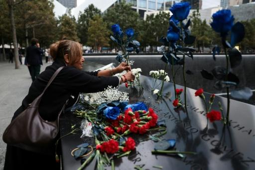 Una mujer deja flores en el Memorial Nacional del 11-S antes de una ceremonia por el 25 aniversario de los atentados, el 11 de septiembre de 2026 en Nueva York — Spencer Platt / AFP