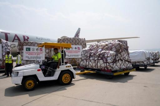 Photo diffusée le 6 septembre 2026 par l'Autorité nationale de gestion des catastrophes (NDMA) du Pakistan, montrant le chargement d'aide humanitaire fournie par le gouvernement pakistanais aux victimes des inondations au Népal, avant de la remettre à l'ambassadrice du Népal au Pakistan, Rita Dhital, à l'aéroport international d'Islamabad — - / AFP