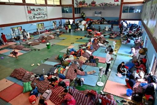Des rescapés des crues soudaines se reposent dans un centre d'accueil à Devighat, dans le district de Nuwakot, le 6 septembre 2026 au Népal — Pedro PARDO / AFP