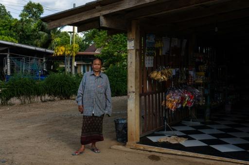 Suwin Muangmeung, qui tient une épicerie dans un village proche du mur frontalier érigé par l'armée thaïlandaise entre la Thaïlande et le Cambodge, lors d'un entretien avec l'AFP dans le district de Pong Nam Ron, dans la province de Chanthaburi, le 9 septembre 2026 en Thaïlande — ANTHONY WALLACE / AFP