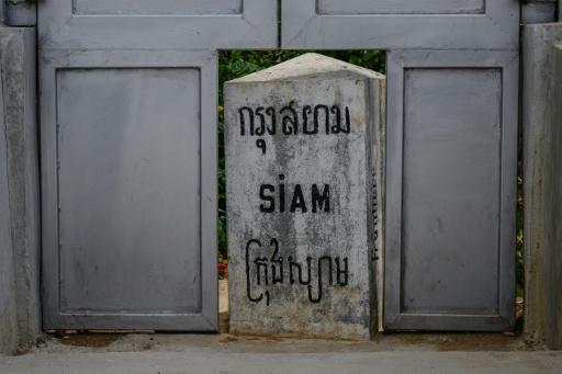 Une borne marquée "Siam", érigée à l'époque coloniale française, visible dans une ouverture d'u, mur en béton installé par l'armée thaïlandaise, le long de la frontière entre la Thaïlande et le Cambodge, dans le district de Pong Nam Ron, le 10 septembre 2026 en Thaïlande — ANTHONY WALLACE / AFP
