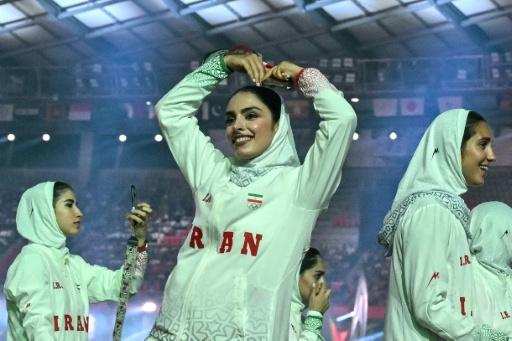 أعضاء من الوفد الإيراني خلال حفل افتتاح دورة الألعاب الآسيوية لعام 2026 في ملعب "بالوما ميزوهو" بمدينة ناغويا — محمد رصفان