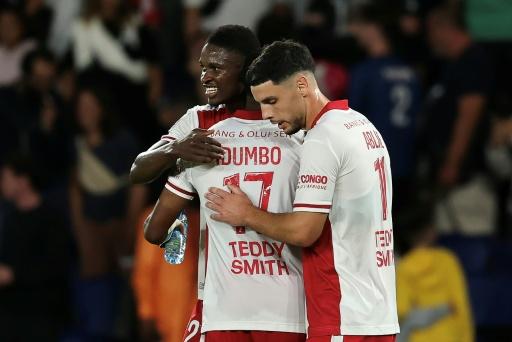 Stanis Idumbo (de dos), auteur du but de la victoire pour Monaco face au PSG, félicité par ses coéquipiers, le 4 septembre 2026 au Parc des Princes — Anne-Christine POUJOULAT / AFP