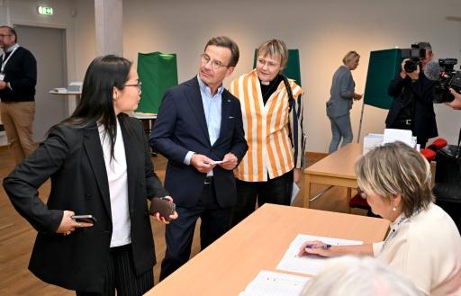 El primer ministro de Suecia, Ulf Kristersson, del partido conservador Moderados, acude a votar en las elecciones generales junto a su esposa, Birgitta Ed (drcha.), y una de sus hijas el 13 de septiembre de 2026 en Strangnas — Jonathan Nackstrand / AFP