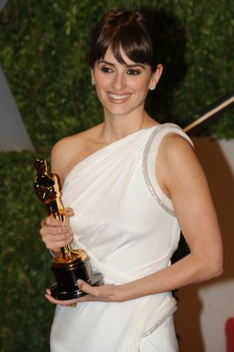 La actriz española Penélope Cruz con el Óscar que ganó a la mejor intérprete de reparto por "Vicky Cristina Barcelona", en Hollywood, el 22 de marzo de 2009 — RICH SCHMITT / AFP
