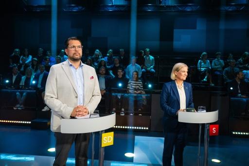 Le chef de file des Démocrates de Suède (extrême-droite), Jimmie Åkesson (g), et la cheffe de l'opposition social-démocrate Magdalena Andersson, lors d'un débat  télévisé, à Stockholm, le 10 septembre 2026 — Jonathan NACKSTRAND / AFP