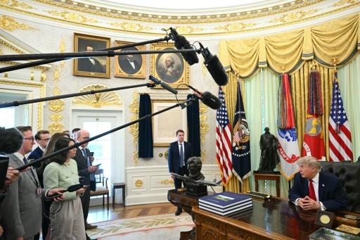 Le président américain Donald Trump parle à des journalistes dans le Bureau ovale de la Maison Blanche, à Washington, le 29 juin 2026 — SAUL LOEB / AFP