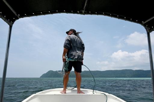 El biólogo Ron Leidich se prepara para colocar un ancla cerca de posibles sitios de monitoreo en el arrecife de Ngederrak — Saeed KHAN / AFP