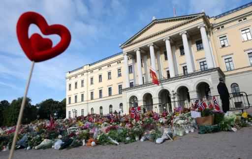 Los noruegos han dejado ofrendas florales frente al palacio real en memoria del difunto rey — Odd ANDERSEN / AFP