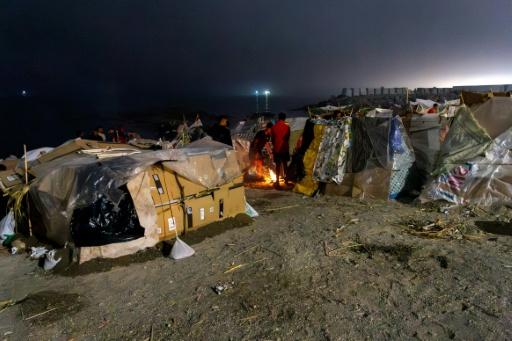Polícia espanhola inicia transferência de migrantes para o porto de Ceuta