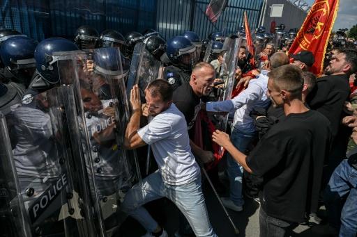 Protesters scuffled with Kosovo riot police at the EULEX headquarters in Pristina after the verdict — Armend NIMANI / AFP