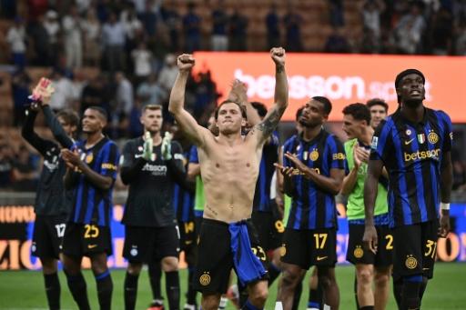 Le milieu de terrain de l'Inter Milan Nicolo Barella et ses coéquipiers célébrent leur victoire contre Naples (3-2) lors de la 3e journée du Championnat d'Italie le 5 septembre 2026 à San Siro — Isabella BONOTTO / AFP