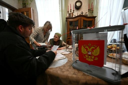 Una mujer vota desde su casa en San Petersburgo en las elecciones parlamentarias de Rusia, el 20 de septiembre de 2026 — Olga MALTSEVA / AFP