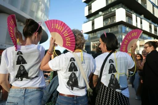 Des fans de Céline Dion arrive devant la salle de concert, à Nanterre, le 12 septembre 2026 — Thomas SAMSON / AFP