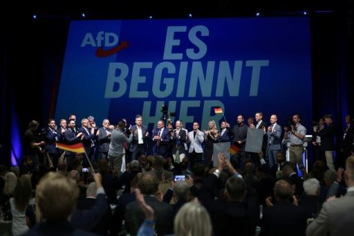 (g-d) Ulrich Siegmund, tête de liste du parti d'extrême droite Alternative pour l'Allemagne (AfD) aux élections régionales de Saxe-Anhalt, les coprésidents de l'AfD Tino Chrupalla et Alice Weidel et d'autres membres du parti chantent l'hymne national lors de la soirée électorale à Magdebourg, le 6 septembre 2026 dans l'est de l'Allemagne — Ronny HARTMANN / AFP