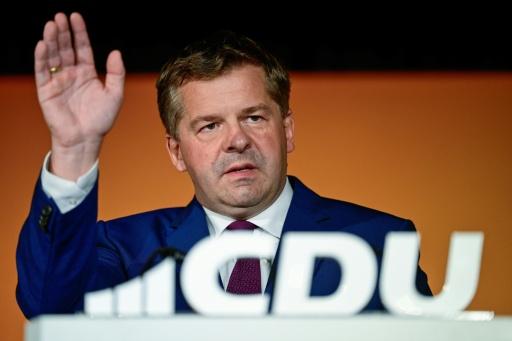 Sven Schulze, ministre-président de Saxe-Anhalt et tête de liste du parti conservateur Union chrétienne-démocrate (CDU) pour les élections régionales, salue ses partisans après l'annonce des résultats des sondages de sortie des urnes lors de la soirée électorale de la CDU à Magdebourg, le 6 septembre 2026 dans l'est de l'Allemagne
after exit poll results were announced on public broadcaster ZDF at the CDU's election party following Saxony-Anhalt's state elections in Magdeburg, eastern Germany on 