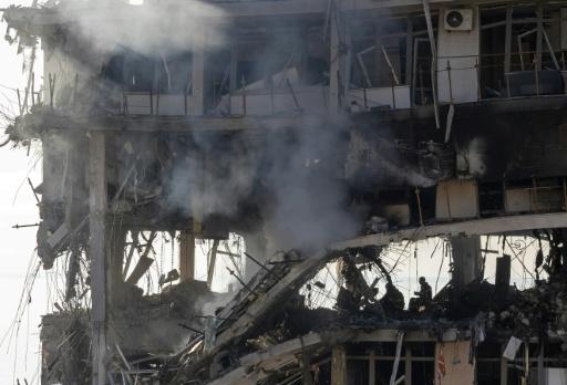 Des étages d'un immeuble d'habitation détruits après des frappes de missiles et de drones russes sur la ville portuaire ukrainienne d'Odessa, le 12 septembre 2026 — Oleksandr GIMANOV / AFP