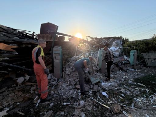 Des habitants déblaient les gravats d'une habitation détruites dans une attaque aérienne russe qui a fait deux morts à Zaporijjia, dans le sud de l'Ukraine, le 12 septembre 2026 — Daria Nazarova / AFP