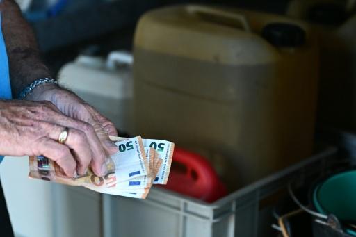 Un conducteur paye en cash dans une station service au Pas-de-la-Case, en Andorre, le 15 septembre 2026 — Matthieu RONDEL / AFP