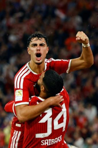 Ismael Saibari (de espaldas) celebra el gol de su compañero Aleksandar Pavlovic contra el Stuttgart en la primera jornada de la Bundesliga, el 28 de ahosto de 2026 en Múnich — Alexandra BEIER / AFP