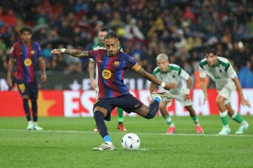 El delantero del Barcelona Raphinha marca un penal en el partido de LaLiga contra el Racing de Santander en el Camp Nou el 16 de septiembre de 2026 — Lluis Gene / AFP