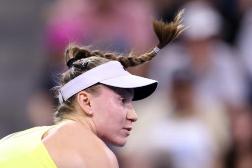 Elena Rybakina sirve en su victoria ante Jessica Bouzas en el US Open el 3 de septiembre de 2026 — Mike Stobe