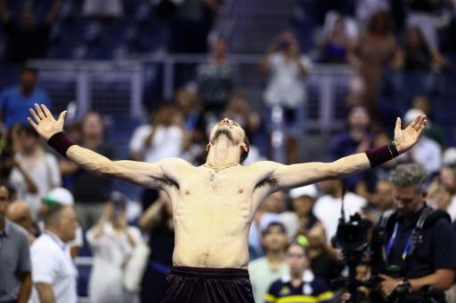 Alexander Zverev celebra su victoria en la segunda ronda del US Open el 4 de septiembre de 2026 — CHARLY TRIBALLEAU / AFP