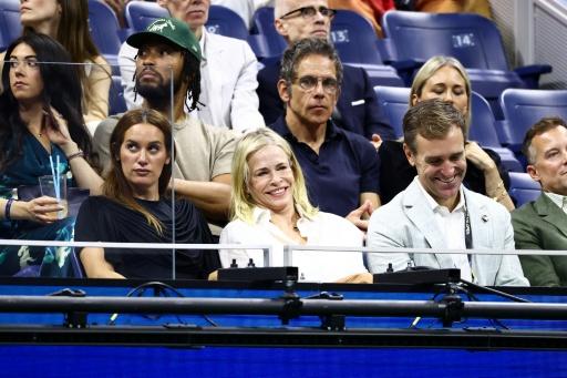 El actor Ben Stiller (centro) junto a la estrella NBA Jalen Brunson asisten a las semifinales del US Open el 11 de septiembre de 2026 — CHARLY TRIBALLEAU / AFP