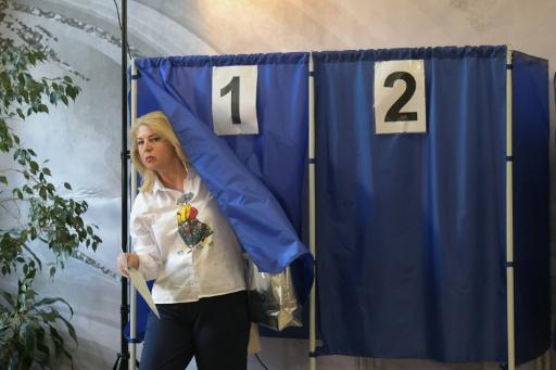 A woman votes in  the eastern Ukrainian town of Donetsk, under Russian control — STRINGER / AFP